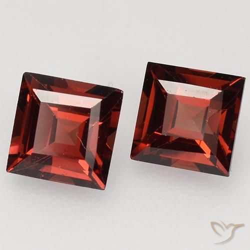 Shop natural 0.95ct 濃いスカーレットレッド パイロープガーネット gems, 四角形, from モザンビーグ at GemSelect. In stock, global shipping!