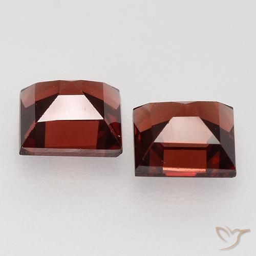 Shop natural 0.95ct 濃いスカーレットレッド パイロープガーネット gems, 四角形, from モザンビーグ at GemSelect. In stock, global shipping!