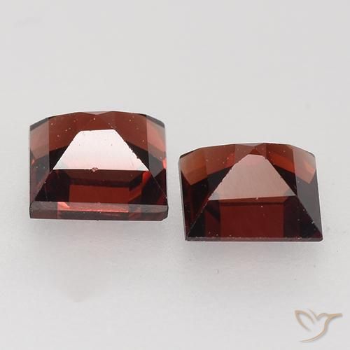 Shop natural 0.97ct ディープレッド パイロープガーネット gems, 四角形, from モザンビーグ at GemSelect. In stock, global shipping!