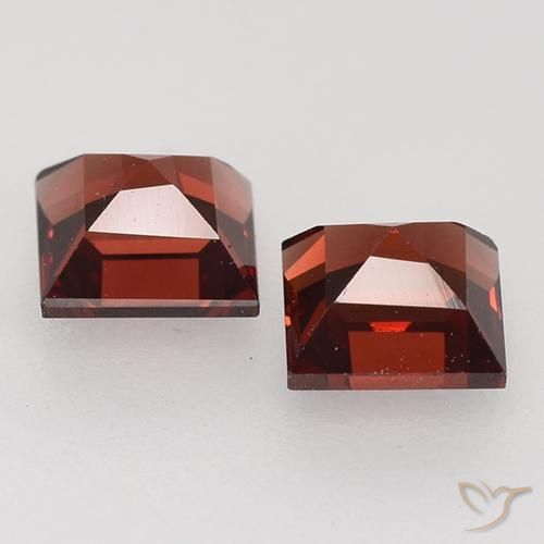 Shop natural 1.00ct ディープレッド パイロープガーネット gems, 四角形, from モザンビーグ at GemSelect. In stock, global shipping!