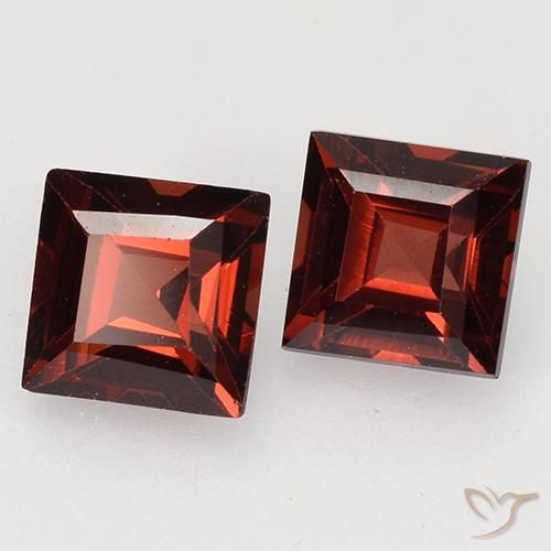 Shop natural 0.96ct 濃いスカーレットレッド パイロープガーネット gems, 四角形, from モザンビーグ at GemSelect. In stock, global shipping!