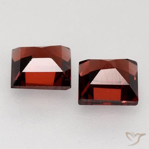 Shop natural 0.96ct 濃いスカーレットレッド パイロープガーネット gems, 四角形, from モザンビーグ at GemSelect. In stock, global shipping!