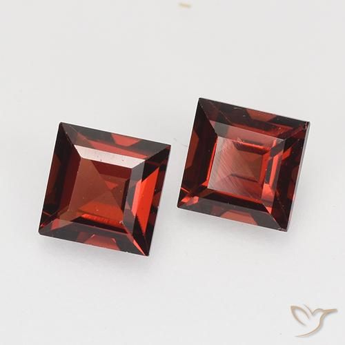 Shop natural 0.89ct ディープレッド パイロープガーネット gems, 四角形, from モザンビーグ at GemSelect. In stock, global shipping!