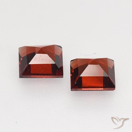Shop natural 0.89ct ディープレッド パイロープガーネット gems, 四角形, from モザンビーグ at GemSelect. In stock, global shipping!