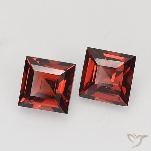 Shop natural 0.94ct ダークレッド パイロープガーネット gems, 四角形, from モザンビーグ at GemSelect. In stock, global shipping!