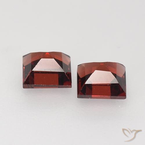Shop natural 0.94ct ダークレッド パイロープガーネット gems, 四角形, from モザンビーグ at GemSelect. In stock, global shipping!