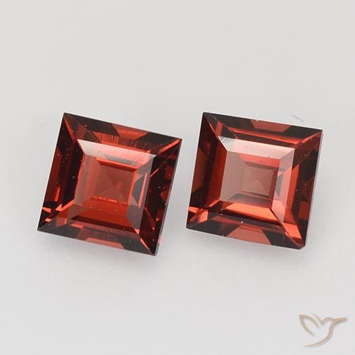 Shop natural 0.92ct 濃いスカーレットレッド パイロープガーネット gems, 四角形, from モザンビーグ at GemSelect. In stock, global shipping!