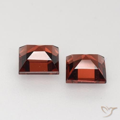 Shop natural 0.92ct 濃いスカーレットレッド パイロープガーネット gems, 四角形, from モザンビーグ at GemSelect. In stock, global shipping!