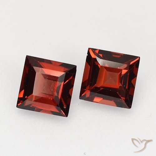 Shop natural 0.92ct ダークレッド パイロープガーネット gems, 四角形, from モザンビーグ at GemSelect. In stock, global shipping!