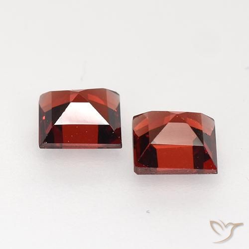 Shop natural 0.92ct ダークレッド パイロープガーネット gems, 四角形, from モザンビーグ at GemSelect. In stock, global shipping!