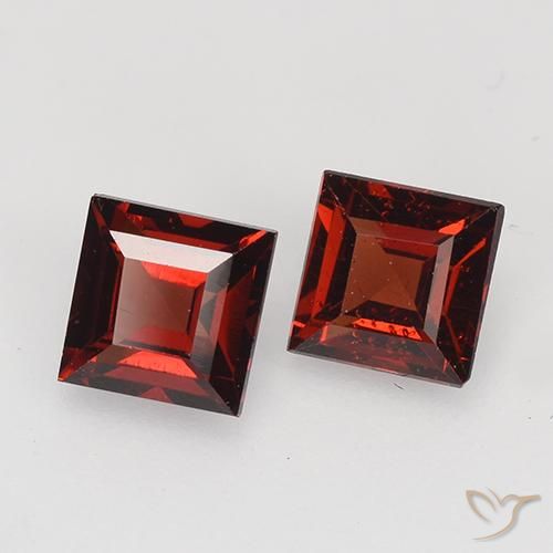 Shop natural 0.99ct 濃いブラッドレッド パイロープガーネット gems, 四角形, from モザンビーグ at GemSelect. In stock, global shipping!