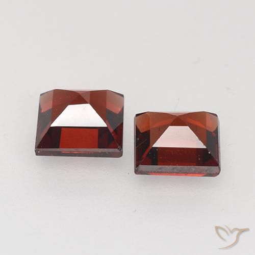 Shop natural 0.99ct 濃いブラッドレッド パイロープガーネット gems, 四角形, from モザンビーグ at GemSelect. In stock, global shipping!