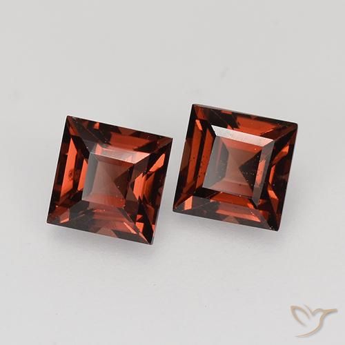Shop natural 1.05ct ダークレッド パイロープガーネット gems, 四角形, from モザンビーグ at GemSelect. In stock, global shipping!