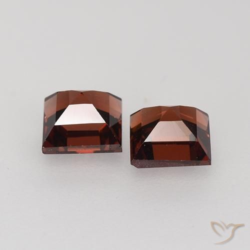 Shop natural 1.05ct ダークレッド パイロープガーネット gems, 四角形, from モザンビーグ at GemSelect. In stock, global shipping!