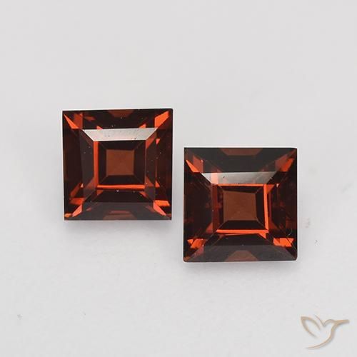 1.02カラットの天然ディープレッドパイロープガーネット（4.2×4.2 mm・四角）