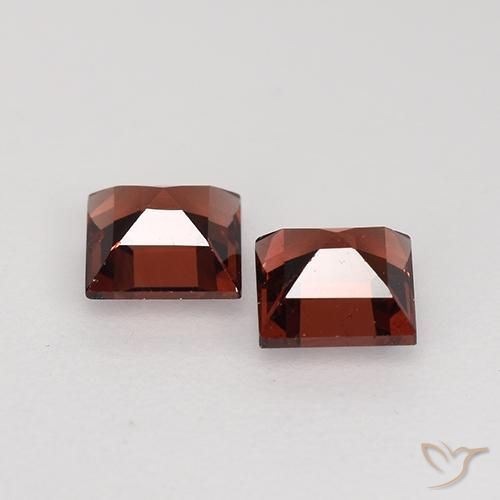 Shop natural 0.93ct ディープレッド パイロープガーネット gems, 四角形, from モザンビーグ at GemSelect. In stock, global shipping!