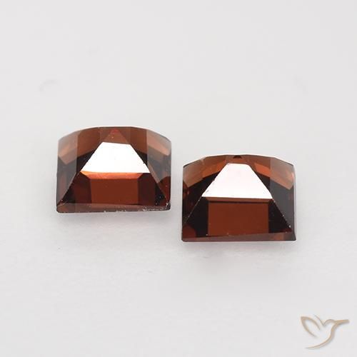 Shop natural 0.94ct ダークレッド パイロープガーネット gems, 四角形, from モザンビーグ at GemSelect. In stock, global shipping!