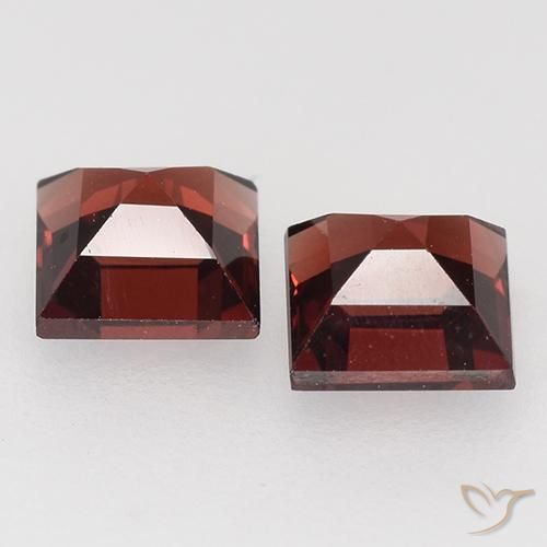 1.05カラットの天然ダークレッドパイロープガーネット（4.2×4.1 mm・四角）