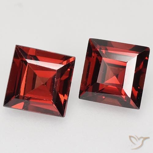 Shop natural 0.95ct ディープレッド パイロープガーネット gems, 四角形, from モザンビーグ at GemSelect. In stock, global shipping!