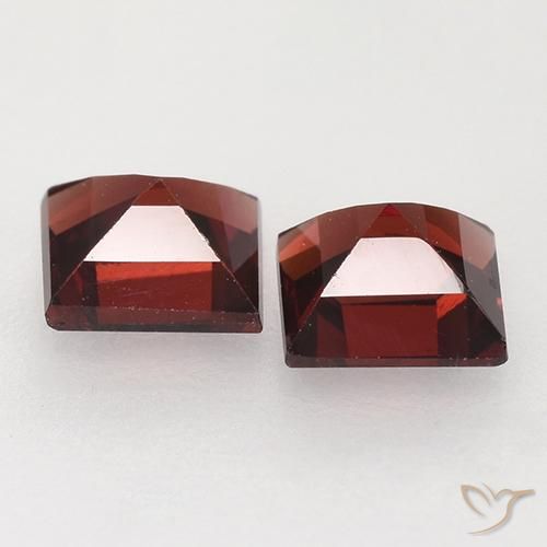 Shop natural 0.95ct ディープレッド パイロープガーネット gems, 四角形, from モザンビーグ at GemSelect. In stock, global shipping!
