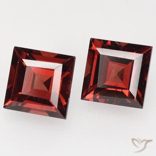 Shop natural 1.02ct 濃いブラッドレッド パイロープガーネット gems, 四角形, from モザンビーグ at GemSelect. In stock, global shipping!