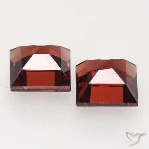 Shop natural 1.02ct 濃いブラッドレッド パイロープガーネット gems, 四角形, from モザンビーグ at GemSelect. In stock, global shipping!