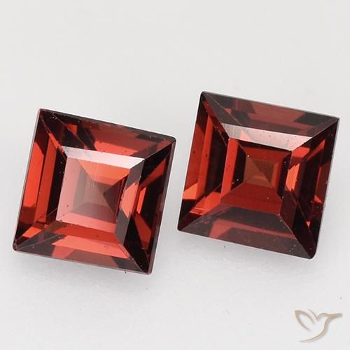 Shop natural 0.89ct 濃いブラッドレッド パイロープガーネット gems, 四角形, from モザンビーグ at GemSelect. In stock, global shipping!