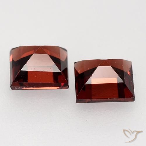 Shop natural 0.89ct 濃いブラッドレッド パイロープガーネット gems, 四角形, from モザンビーグ at GemSelect. In stock, global shipping!