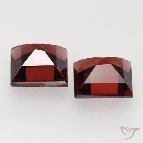 Shop natural 0.89ct ディープレッド パイロープガーネット gems, 四角形, from モザンビーグ at GemSelect. In stock, global shipping!