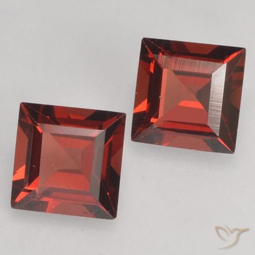 Shop natural 0.87ct 濃いスカーレットレッド パイロープガーネット gems, 四角形, from モザンビーグ at GemSelect. In stock, global shipping!