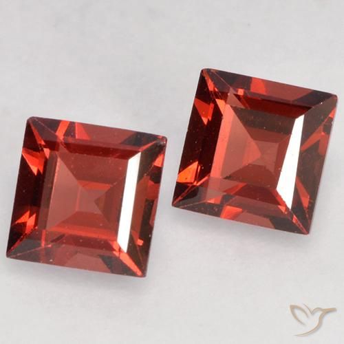 Shop natural 0.93ct ディープレッド パイロープガーネット gems, 四角形, from モザンビーグ at GemSelect. In stock, global shipping!