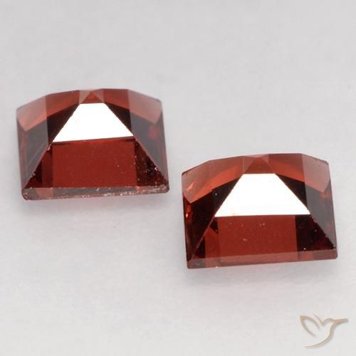 Shop natural 0.93ct ディープレッド パイロープガーネット gems, 四角形, from モザンビーグ at GemSelect. In stock, global shipping!