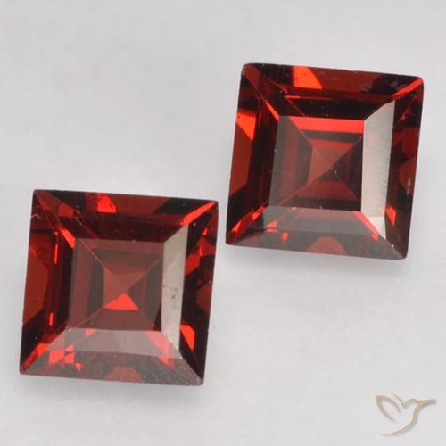 Shop natural 0.96ct ディープレッド パイロープガーネット gems, 四角形, from モザンビーグ at GemSelect. In stock, global shipping!