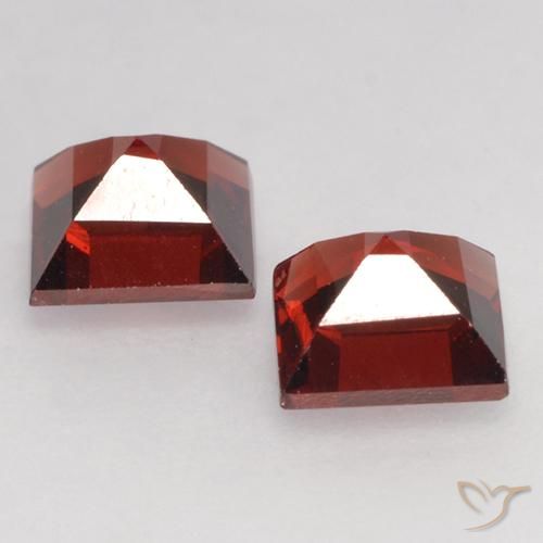 Shop natural 0.96ct ディープレッド パイロープガーネット gems, 四角形, from モザンビーグ at GemSelect. In stock, global shipping!