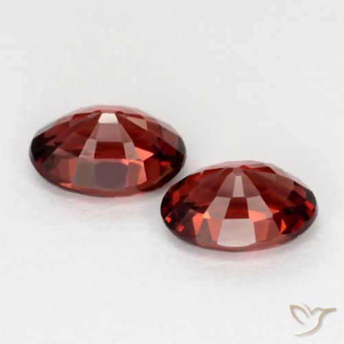 Shop natural 2.00ct 濃いスカーレットレッド パイロープガーネット gems, 楕円形, from モザンビーグ at GemSelect. In stock, global shipping!