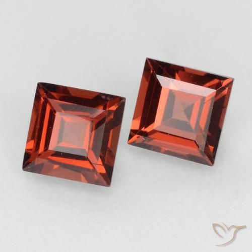 Shop natural 0.94ct ディープレッド パイロープガーネット gems, 四角形, from モザンビーグ at GemSelect. In stock, global shipping!
