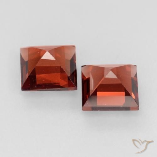 Shop natural 0.94ct ディープレッド パイロープガーネット gems, 四角形, from モザンビーグ at GemSelect. In stock, global shipping!