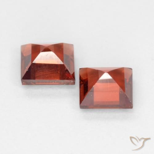 Shop natural 0.94ct ディープレッド パイロープガーネット gems, 四角形, from モザンビーグ at GemSelect. In stock, global shipping!