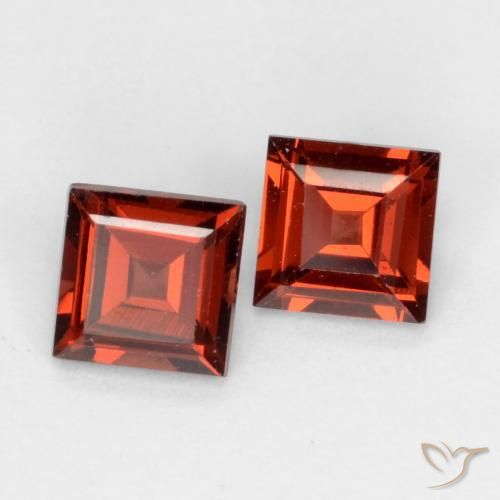 Shop natural 0.92ct スカーレットレッド パイロープガーネット gems, 四角形, from モザンビーグ at GemSelect. In stock, global shipping!