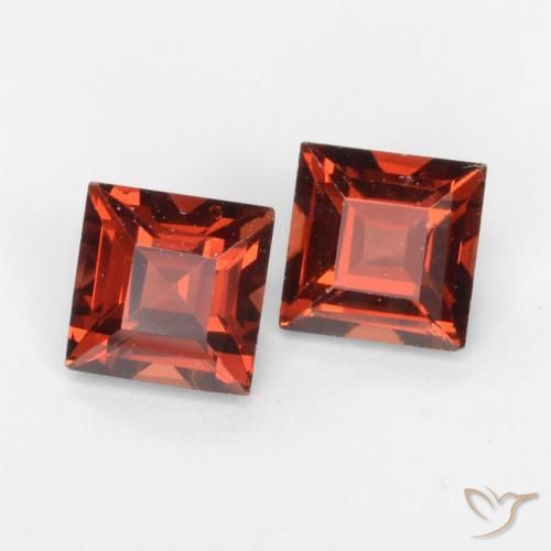 Shop natural 0.91ct ディープレッド パイロープガーネット gems, 四角形, from モザンビーグ at GemSelect. In stock, global shipping!