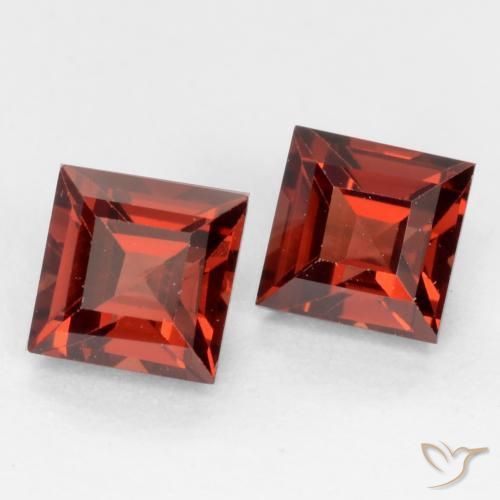 Shop natural 1.04ct 濃いスカーレットレッド パイロープガーネット gems, 四角形, from モザンビーグ at GemSelect. In stock, global shipping!