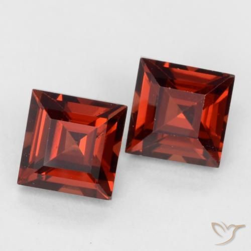 Shop natural 1.04ct ディープレッド パイロープガーネット gems, 四角形, from モザンビーグ at GemSelect. In stock, global shipping!