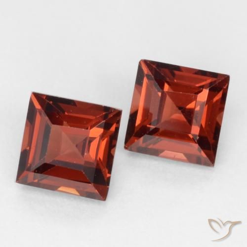Shop natural 0.97ct ミディアムレッド パイロープガーネット gems, 四角形, from モザンビーグ at GemSelect. In stock, global shipping!