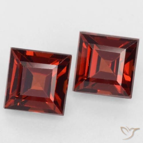 Shop natural 0.92ct 濃いブラッドレッド パイロープガーネット gems, 四角形, from モザンビーグ at GemSelect. In stock, global shipping!