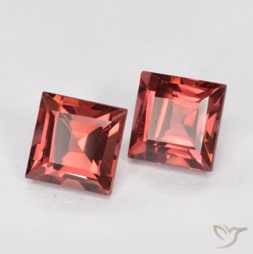 Shop natural 1.07ct ディープレッド パイロープガーネット gems, 四角形, from モザンビーグ at GemSelect. In stock, global shipping!