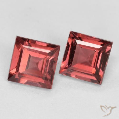 Shop natural 0.91ct ディープレッド パイロープガーネット gems, 四角形, from モザンビーグ at GemSelect. In stock, global shipping!