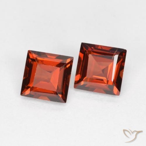 Shop natural 0.90ct 明るい赤 パイロープガーネット gems, 四角形, from モザンビーグ at GemSelect. In stock, global shipping!