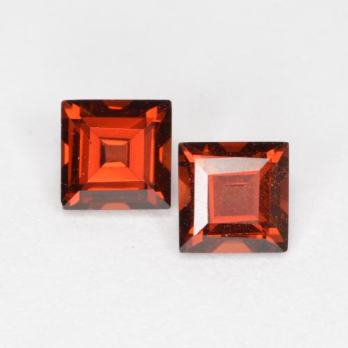 0.92カラットの天然ミディアムレッドパイロープガーネット（4.1×4.1 mm・四角）
