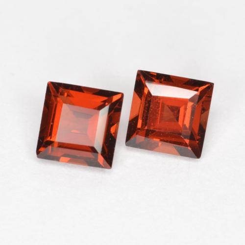 0.92カラットの天然ミディアムレッドパイロープガーネット（4.1×4.1 mm・四角）