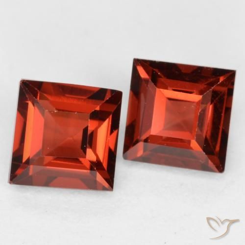 Shop natural 0.95ct スカーレットレッド パイロープガーネット gems, 四角形, from モザンビーグ at GemSelect. In stock, global shipping!